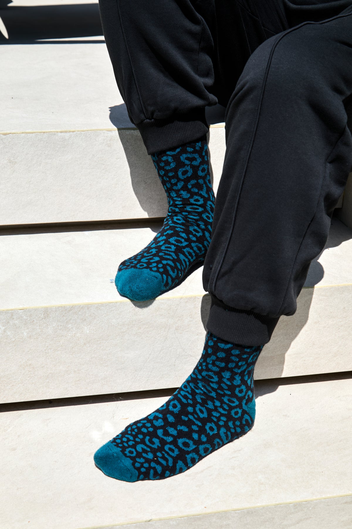 Socken mit Leopardenmuster und Webetikett