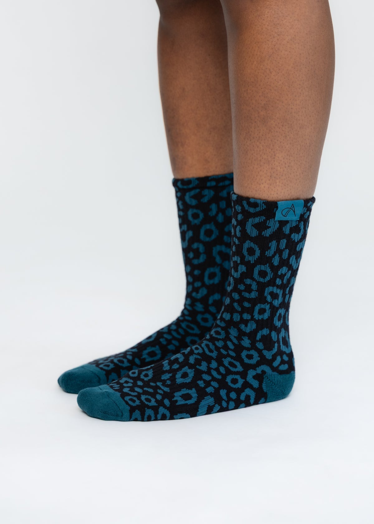 Socken mit Leopardenmuster und Webetikett